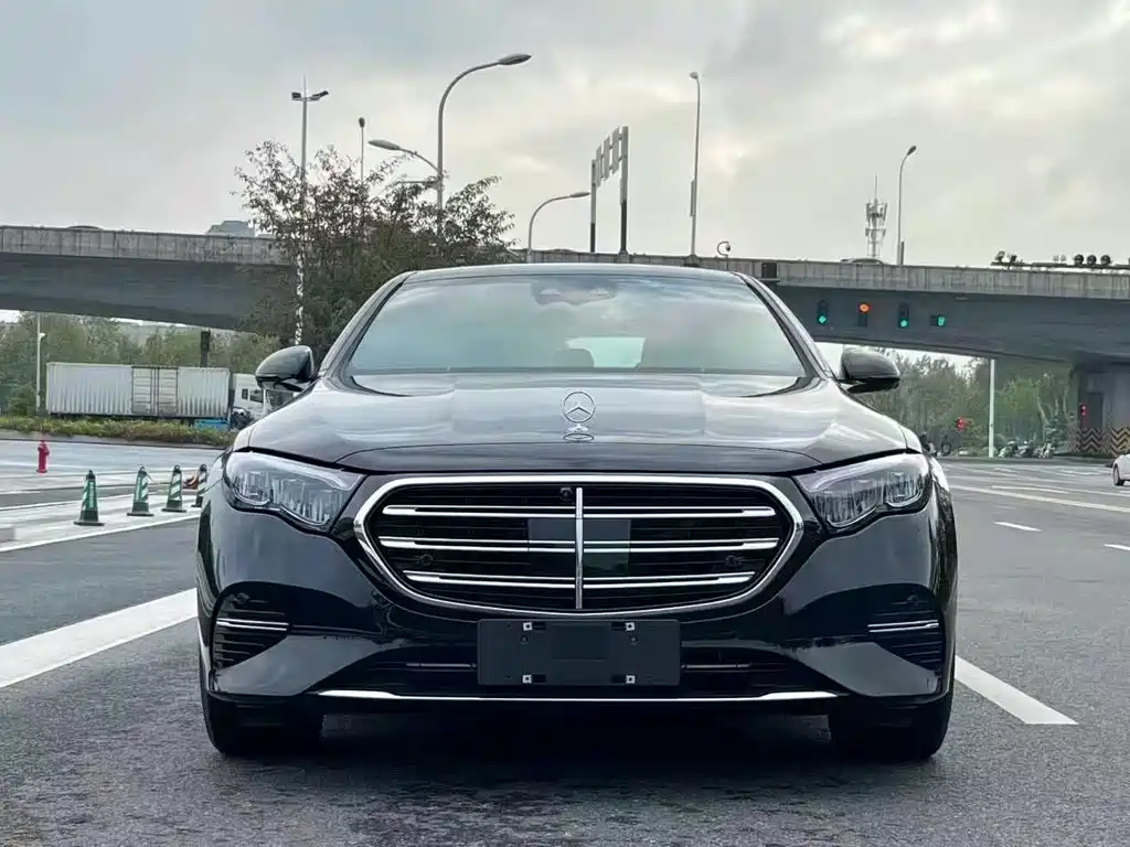 Mercedes-Benz E-Class — фото 2