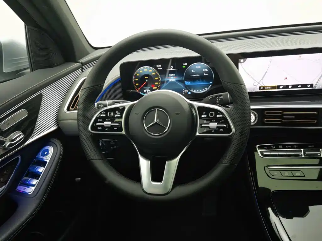 Mercedes-Benz EQC — фото 11