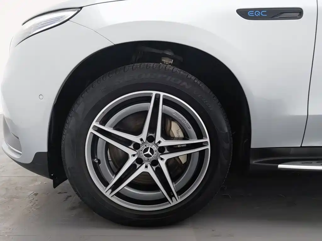 Mercedes-Benz EQC — фото 17