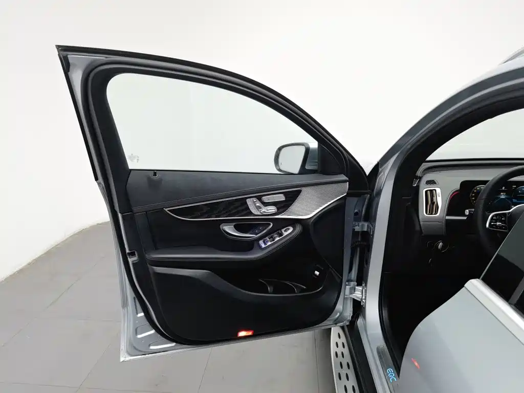Mercedes-Benz EQC — фото 8