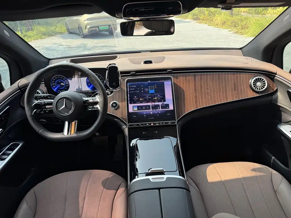 Mercedes-Benz EQE SUV — фото 11