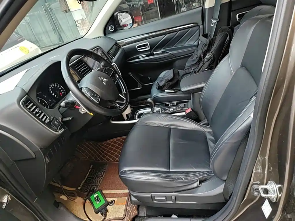 Mitsubishi Outlander — фото 14