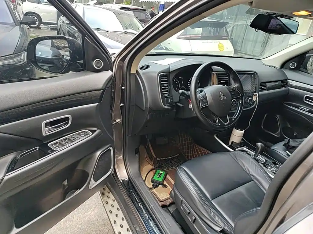 Mitsubishi Outlander — фото 15