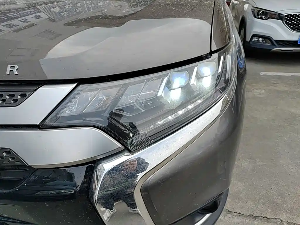 Mitsubishi Outlander — фото 23