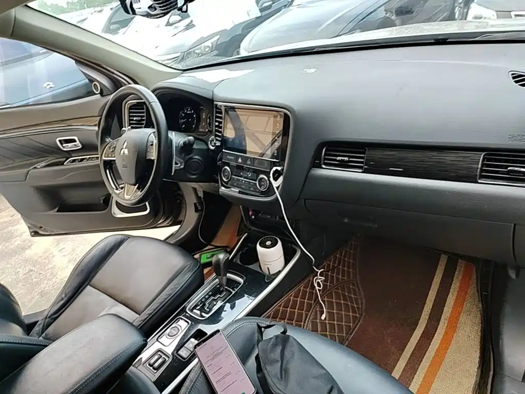 Mitsubishi Outlander — фото 9