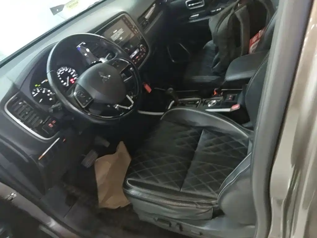 Mitsubishi Outlander — фото 14