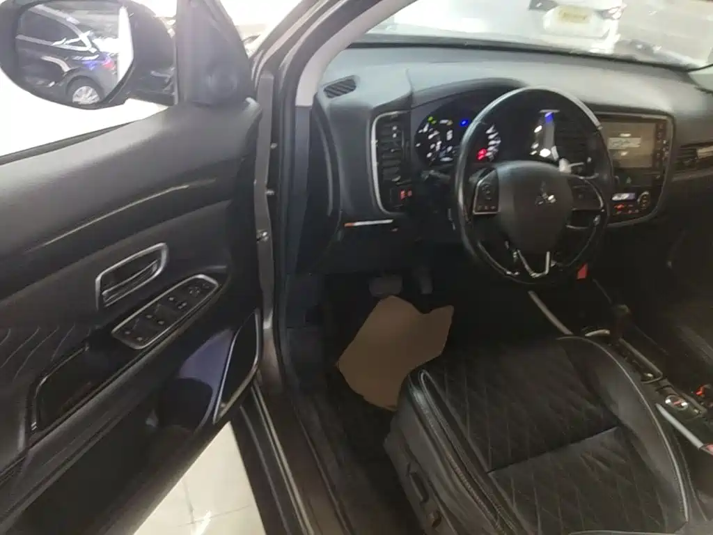 Mitsubishi Outlander — фото 15