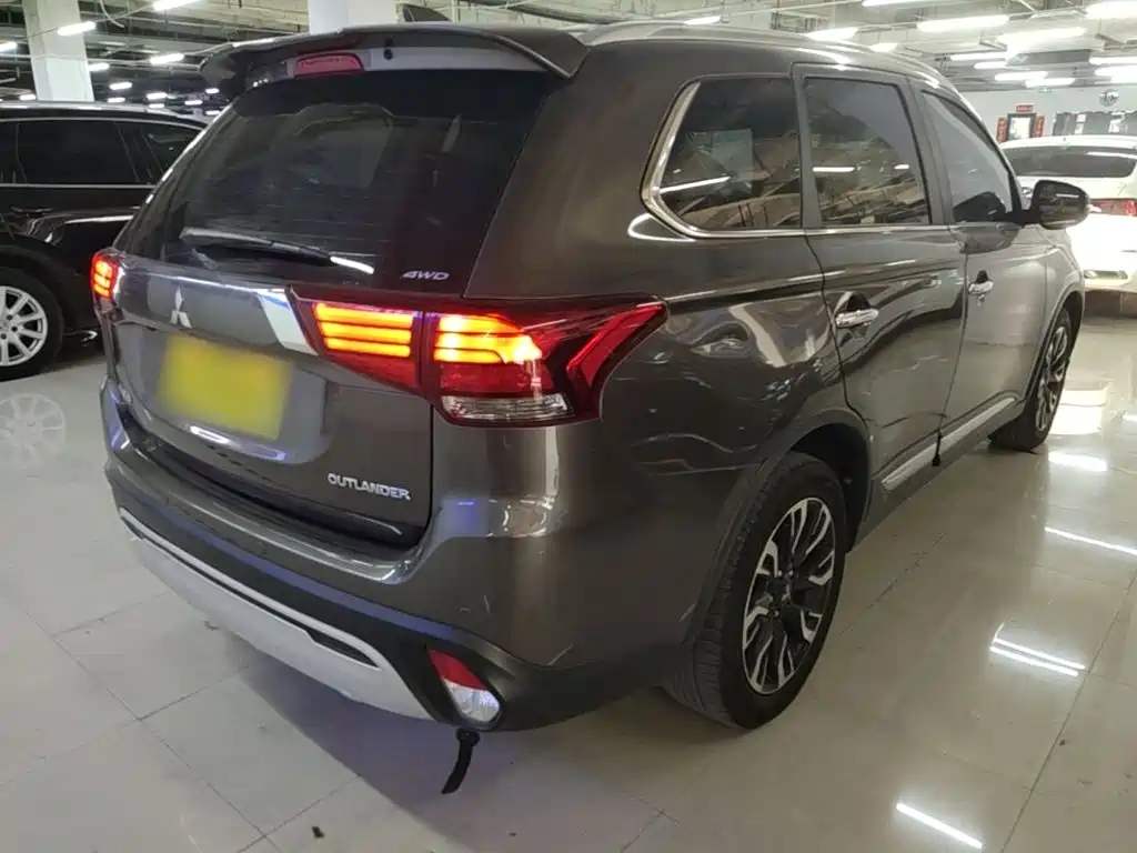 Mitsubishi Outlander — фото 6