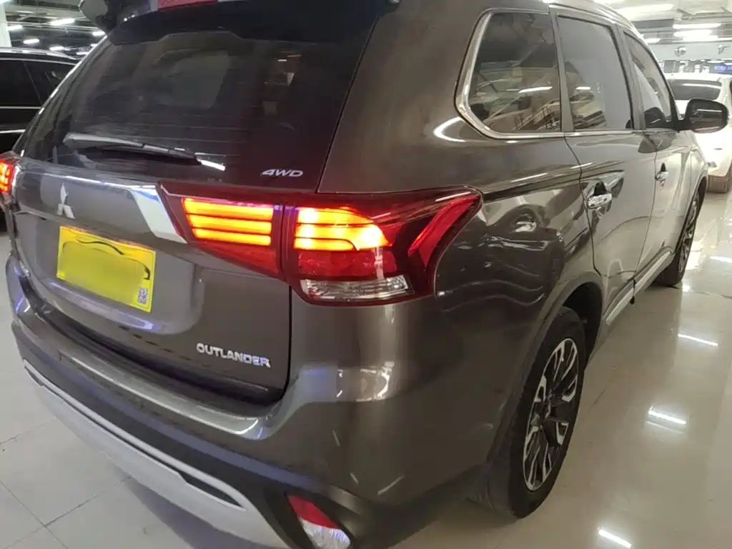 Mitsubishi Outlander — фото 7