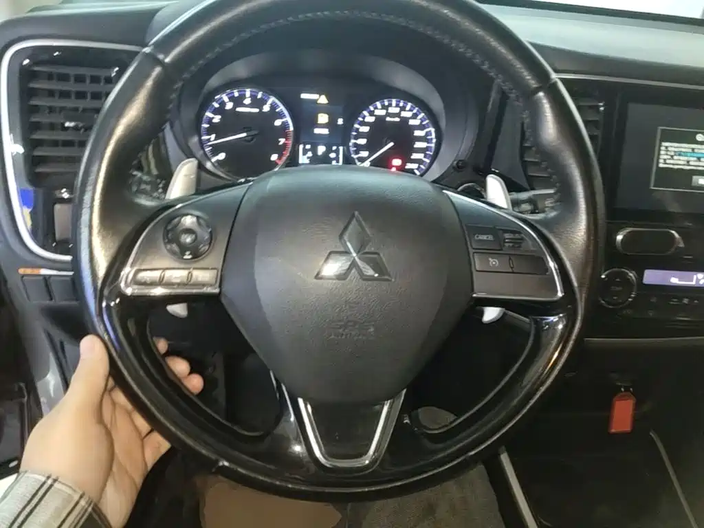 Mitsubishi Outlander — фото 10