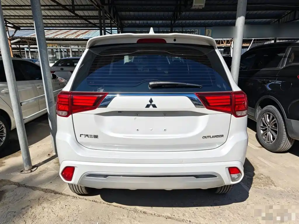 Mitsubishi Outlander — фото 5