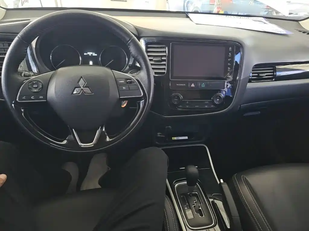 Mitsubishi Outlander — фото 9