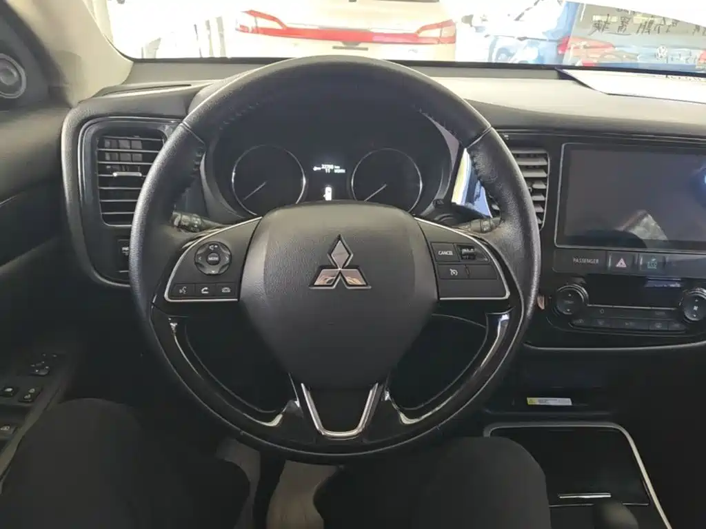 Mitsubishi Outlander — фото 10