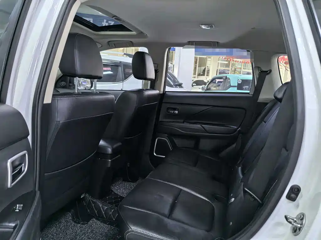 Mitsubishi Outlander — фото 11