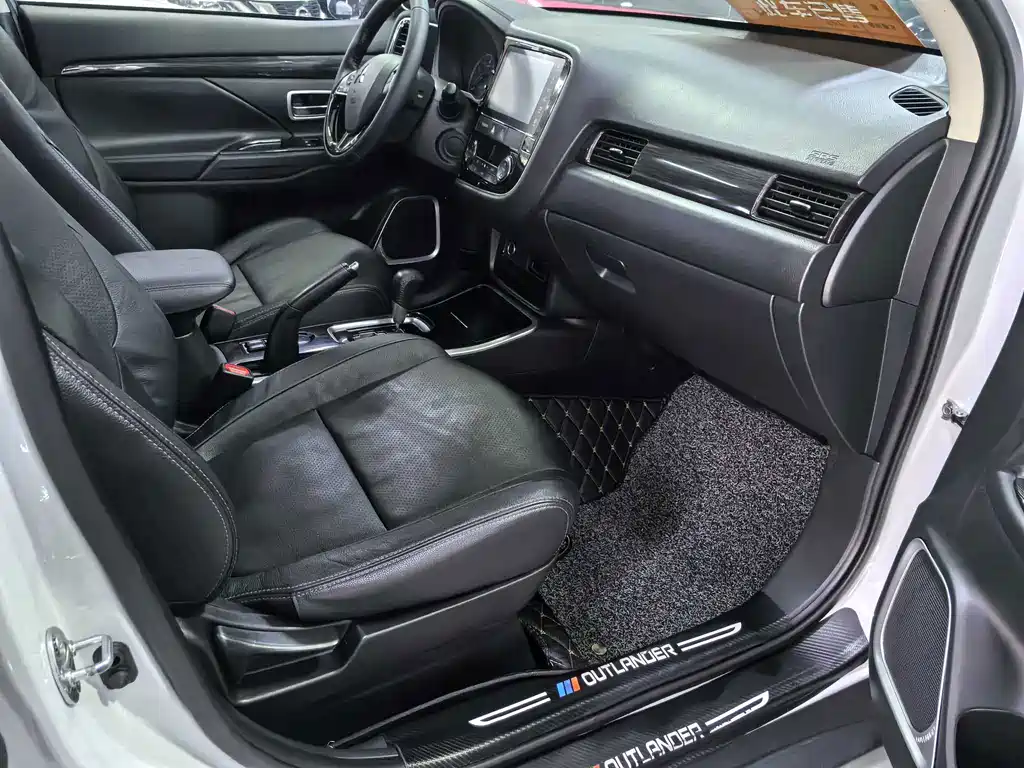 Mitsubishi Outlander — фото 12