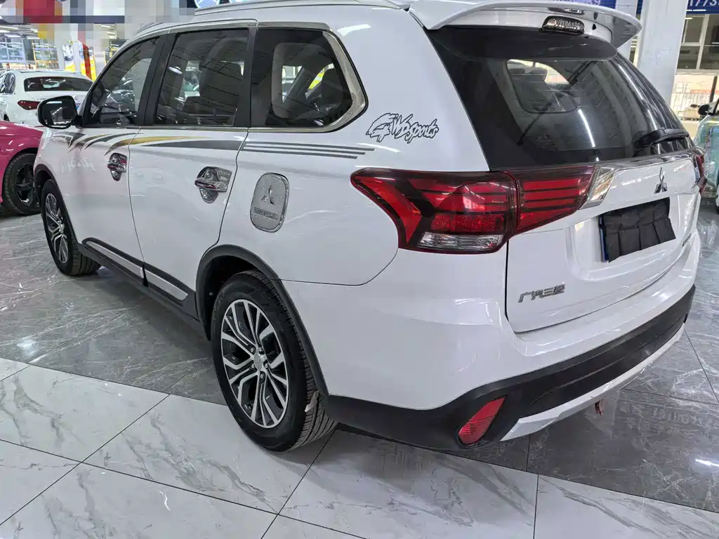 Mitsubishi Outlander — фото 4
