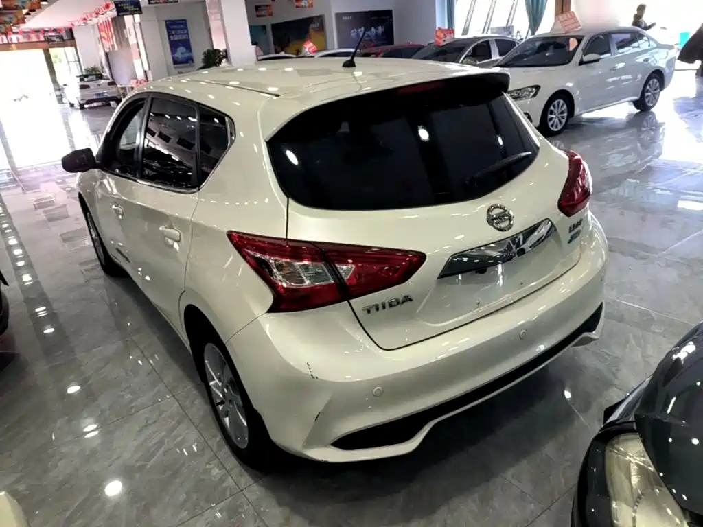 Nissan Tiida — фото 4