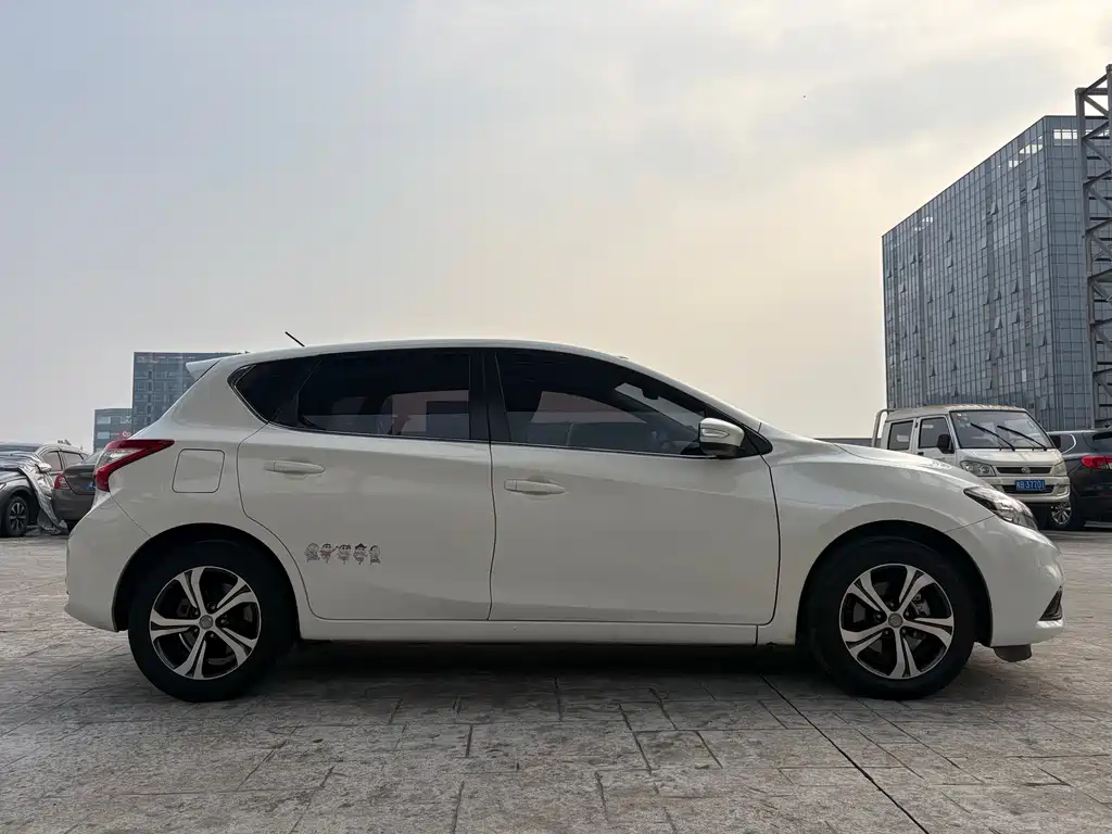 Nissan Tiida — фото 4