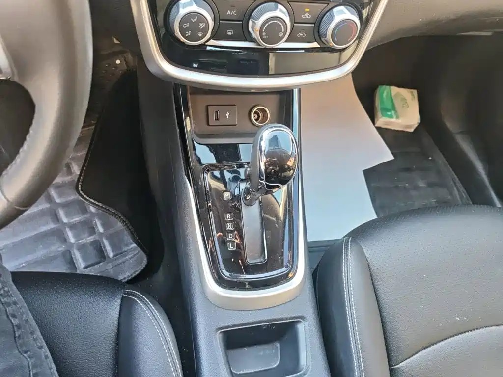 Nissan Tiida — фото 10
