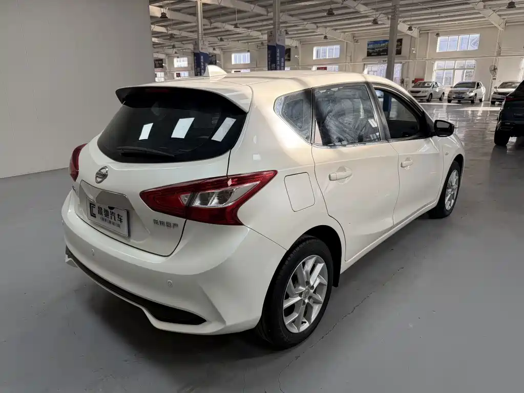 Nissan Tiida — фото 4