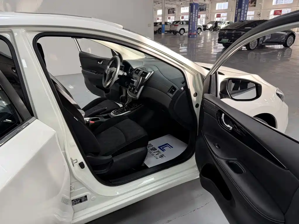 Nissan Tiida — фото 10