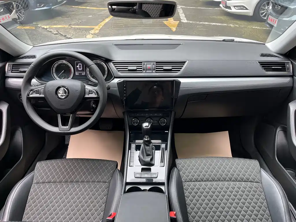 Skoda Superb — фото 11