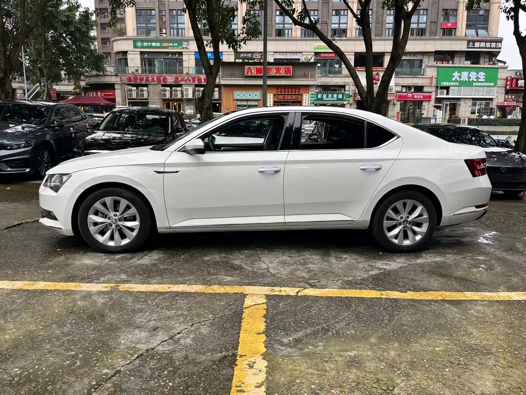 Skoda Superb — фото 4
