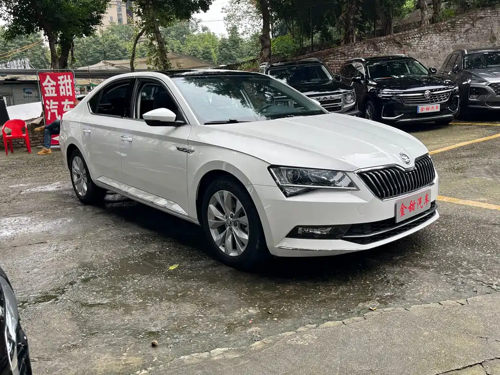 Skoda Superb — фото 7