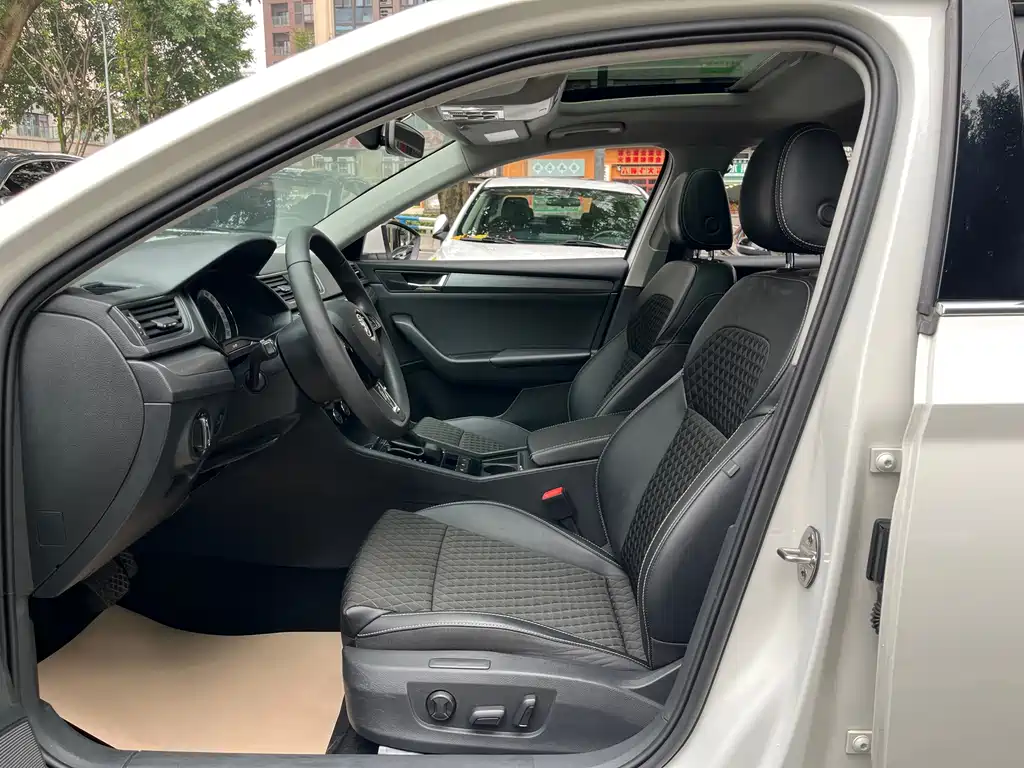 Skoda Superb — фото 9