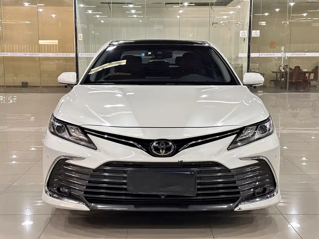 Toyota Camry — фото 2