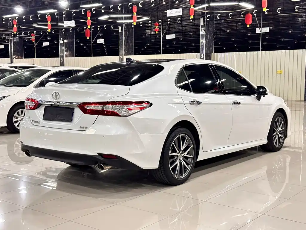 Toyota Camry — фото 11