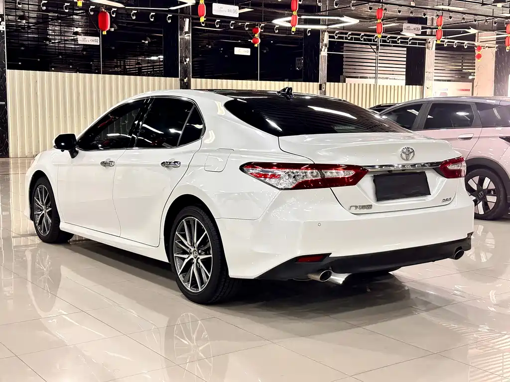 Toyota Camry — фото 9