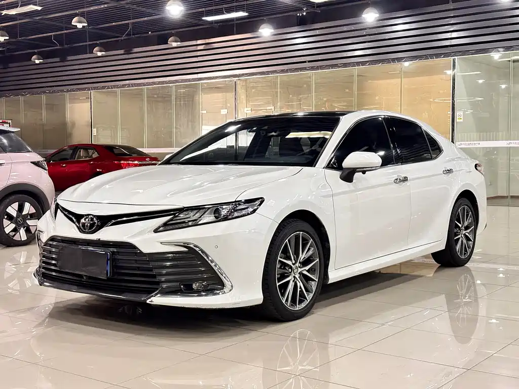 Toyota Camry — фото 1