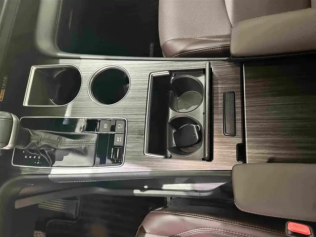 Toyota Granvia — фото 11