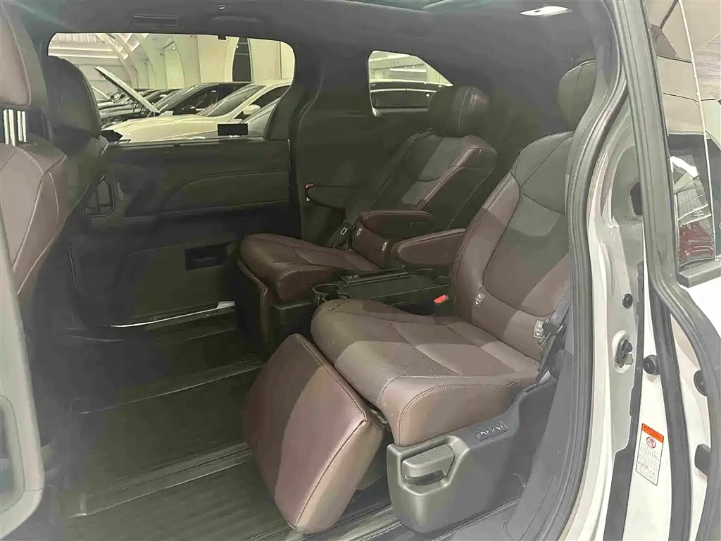 Toyota Granvia — фото 13