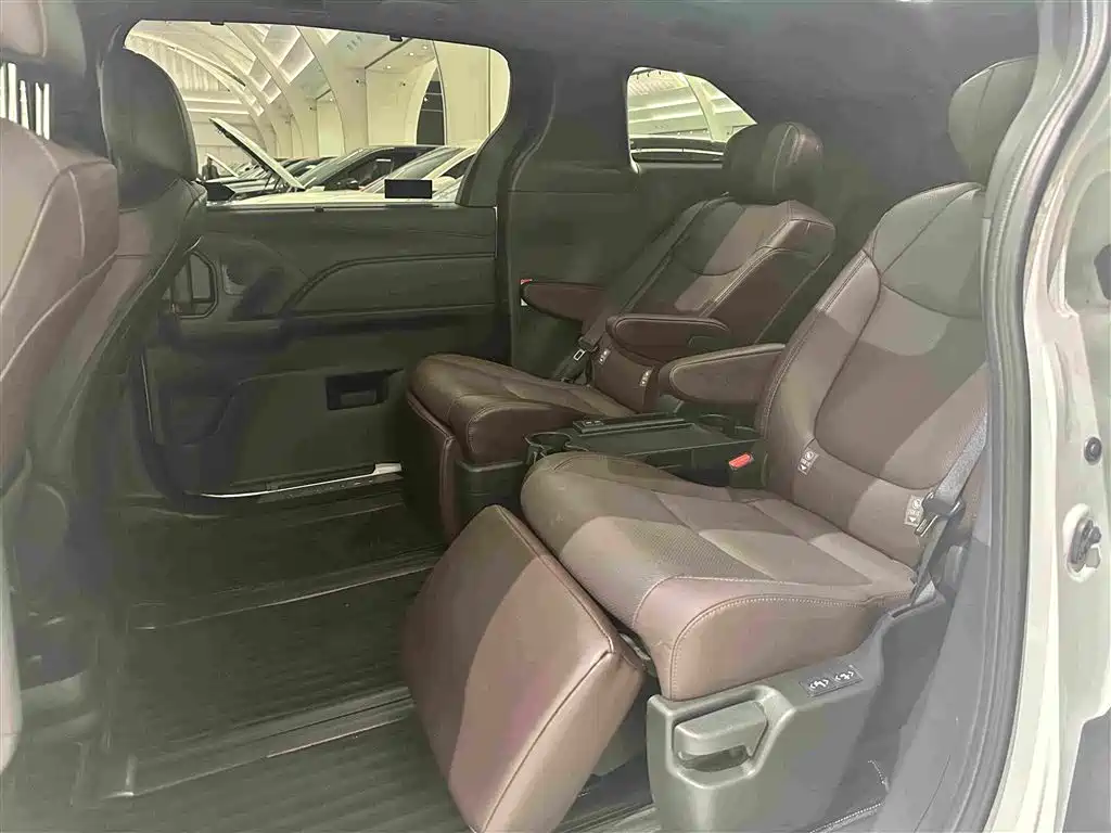 Toyota Granvia — фото 14