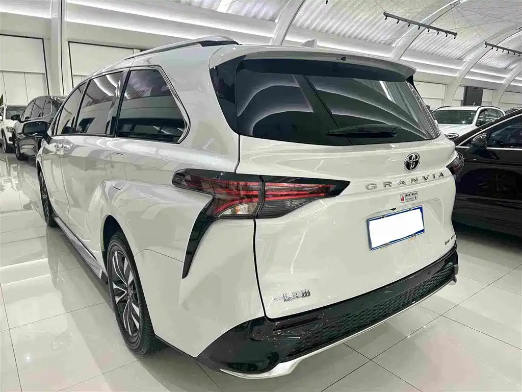 Toyota Granvia — фото 19