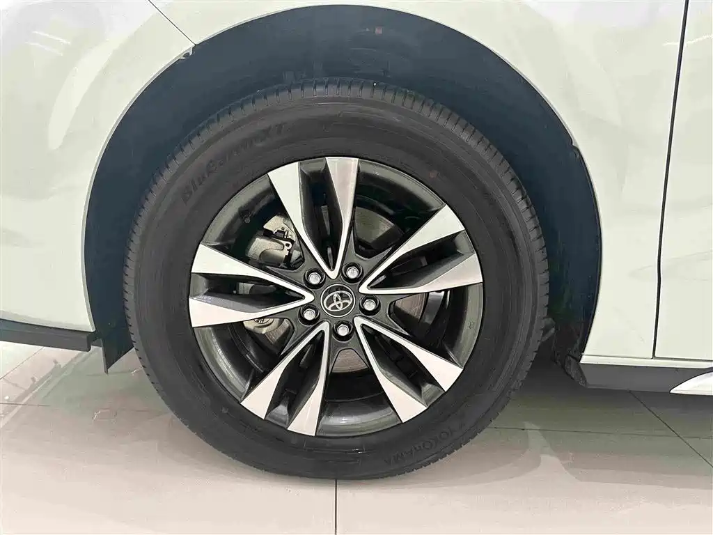 Toyota Granvia — фото 4