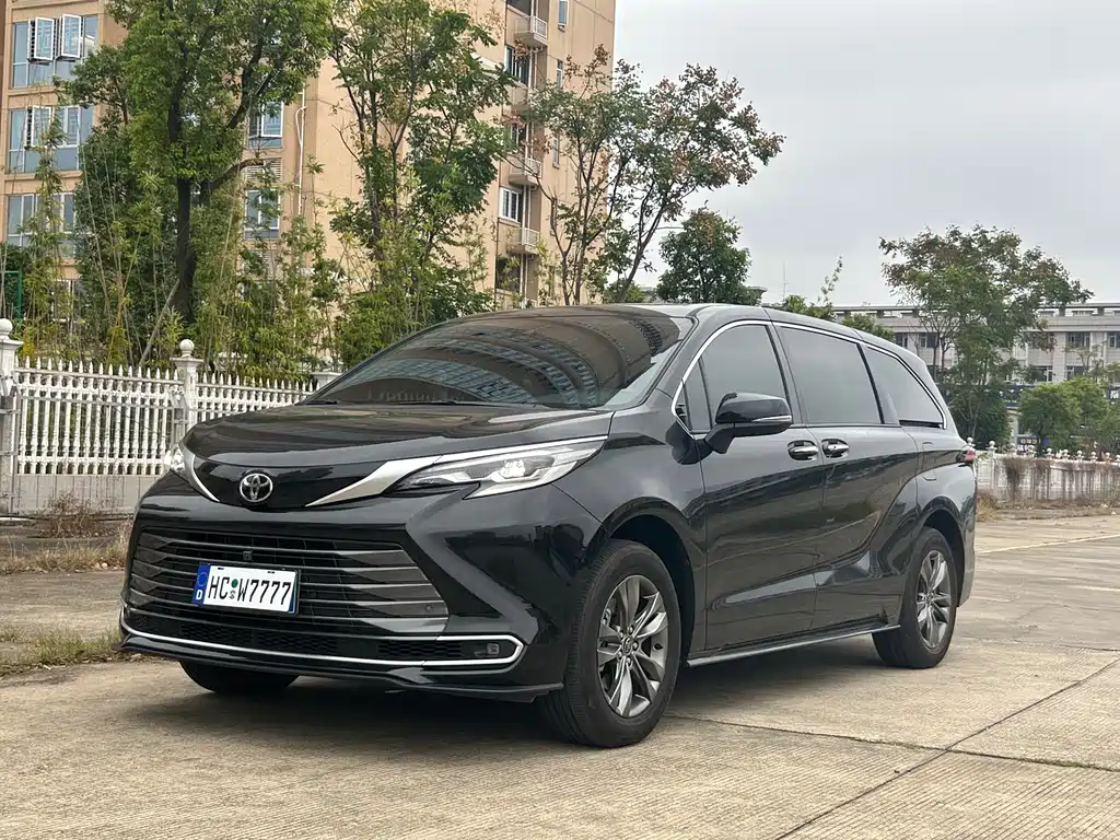 Toyota Sienna — фото 2