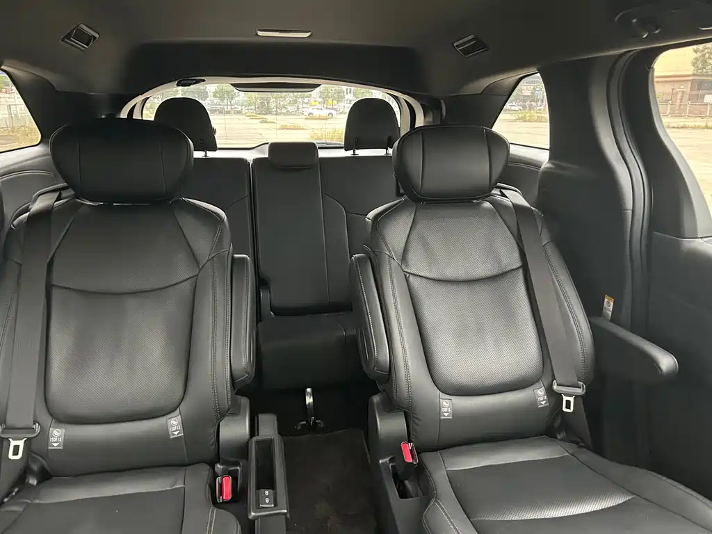 Toyota Sienna — фото 11