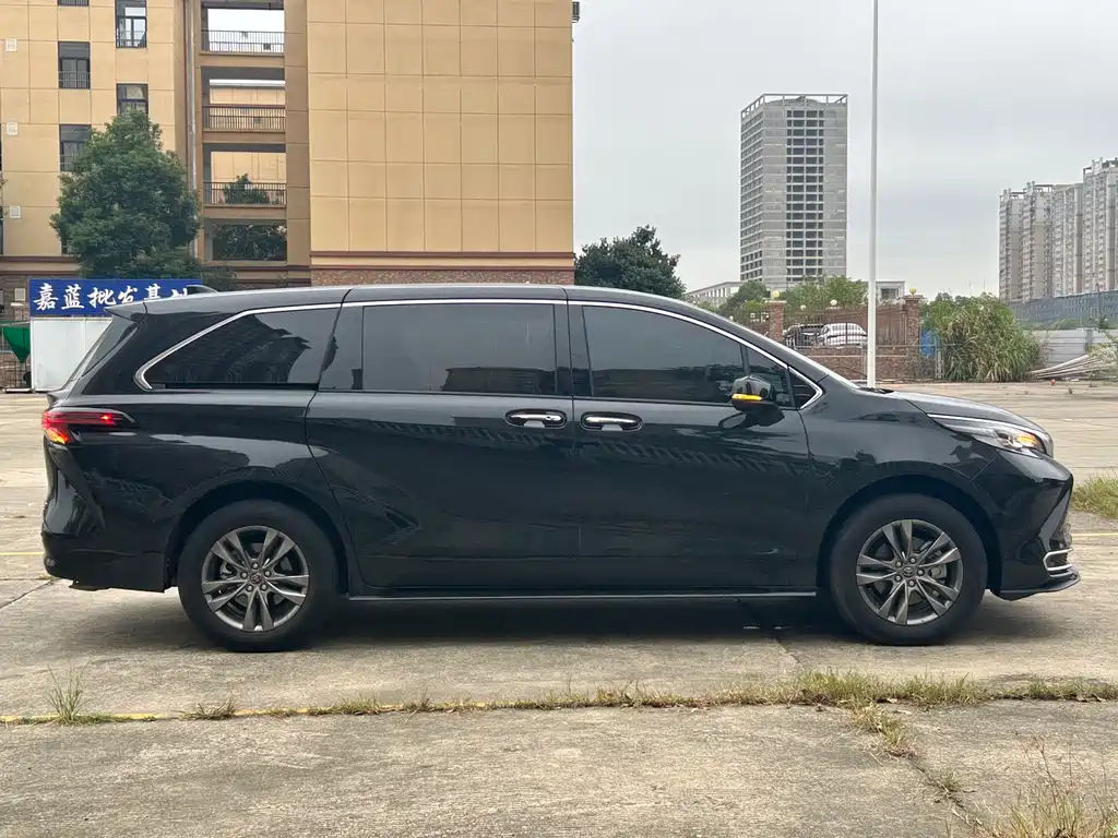 Toyota Sienna — фото 13