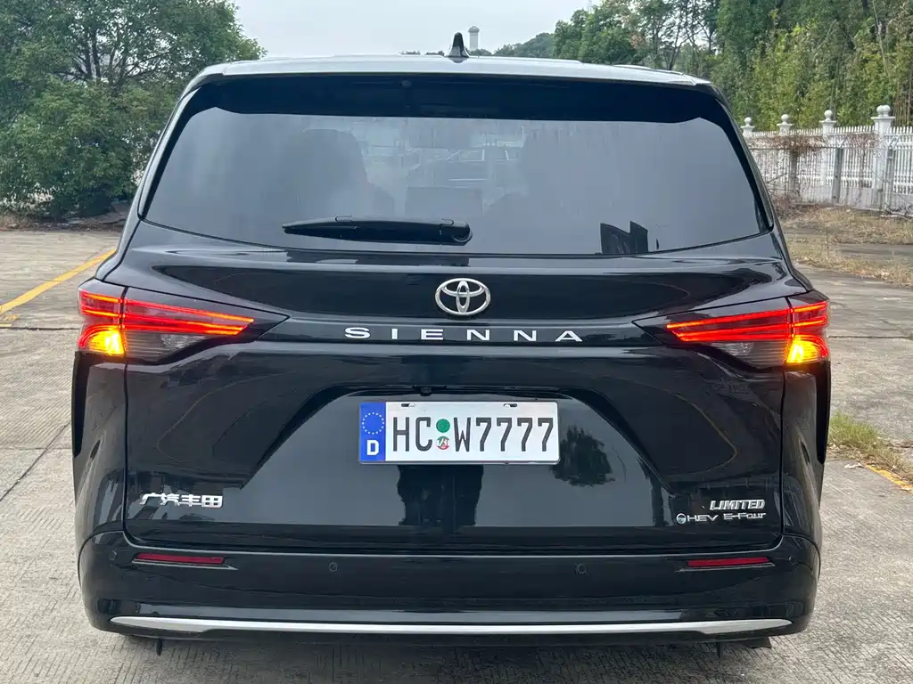 Toyota Sienna — фото 14
