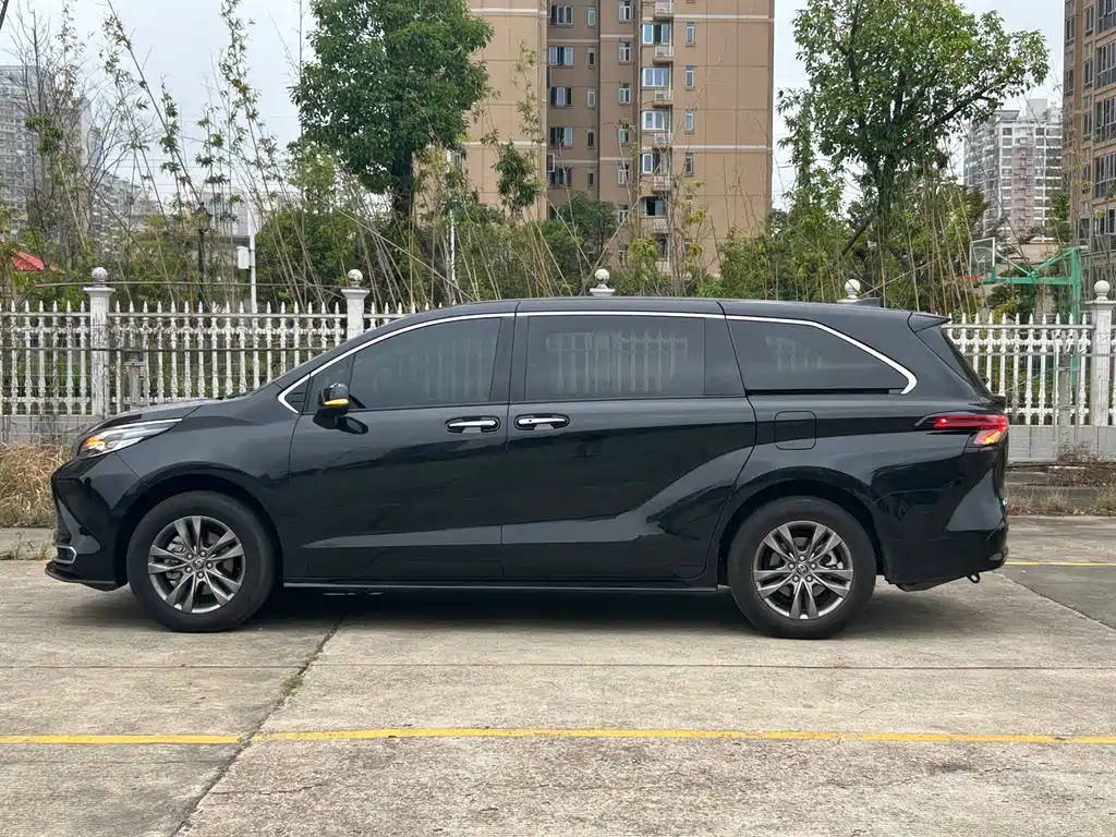Toyota Sienna — фото 3
