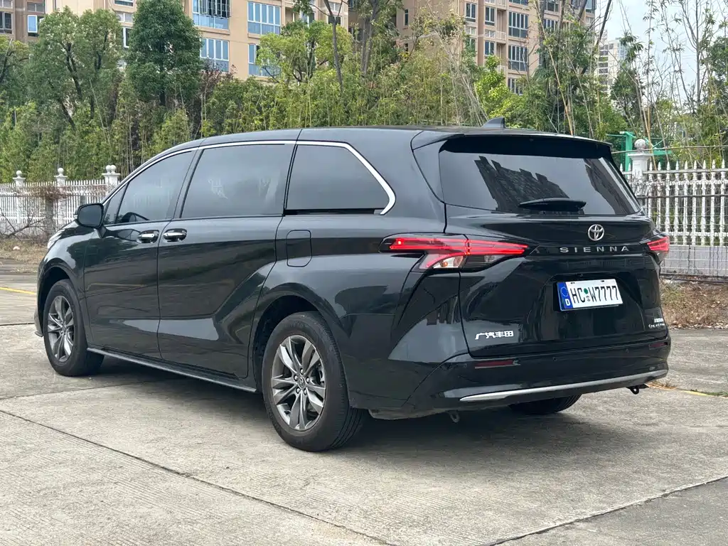 Toyota Sienna — фото 4