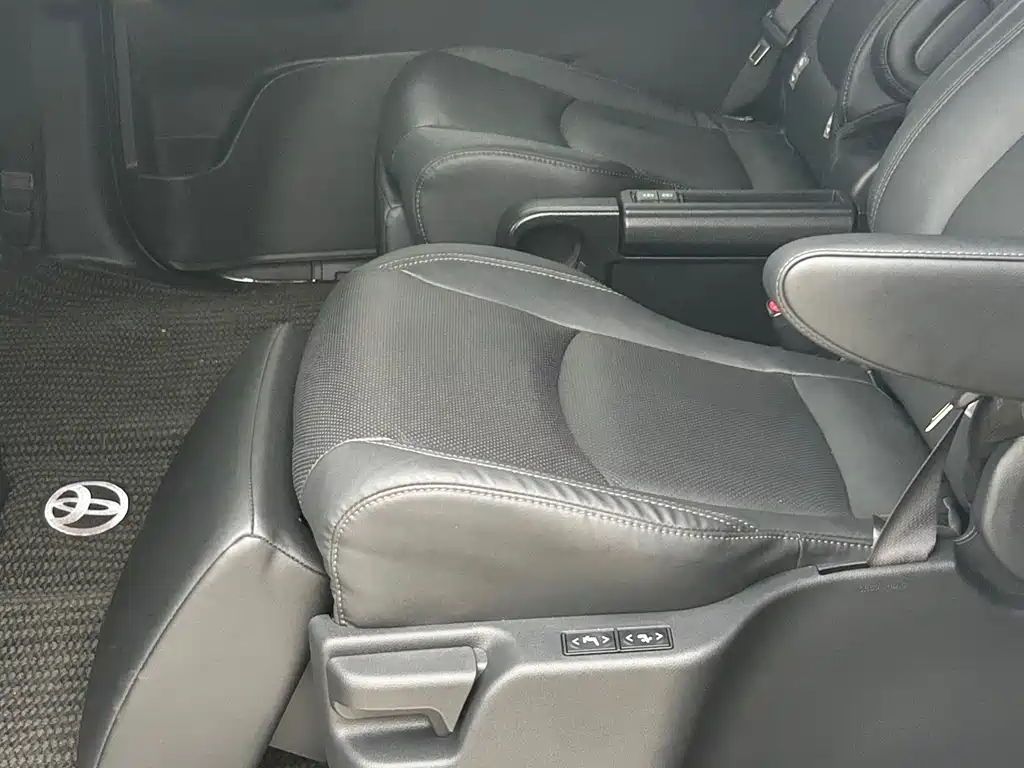Toyota Sienna — фото 8