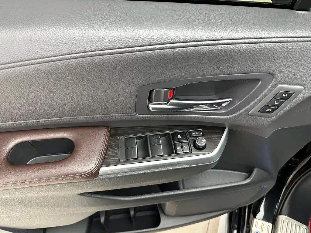 Toyota Granvia — фото 6