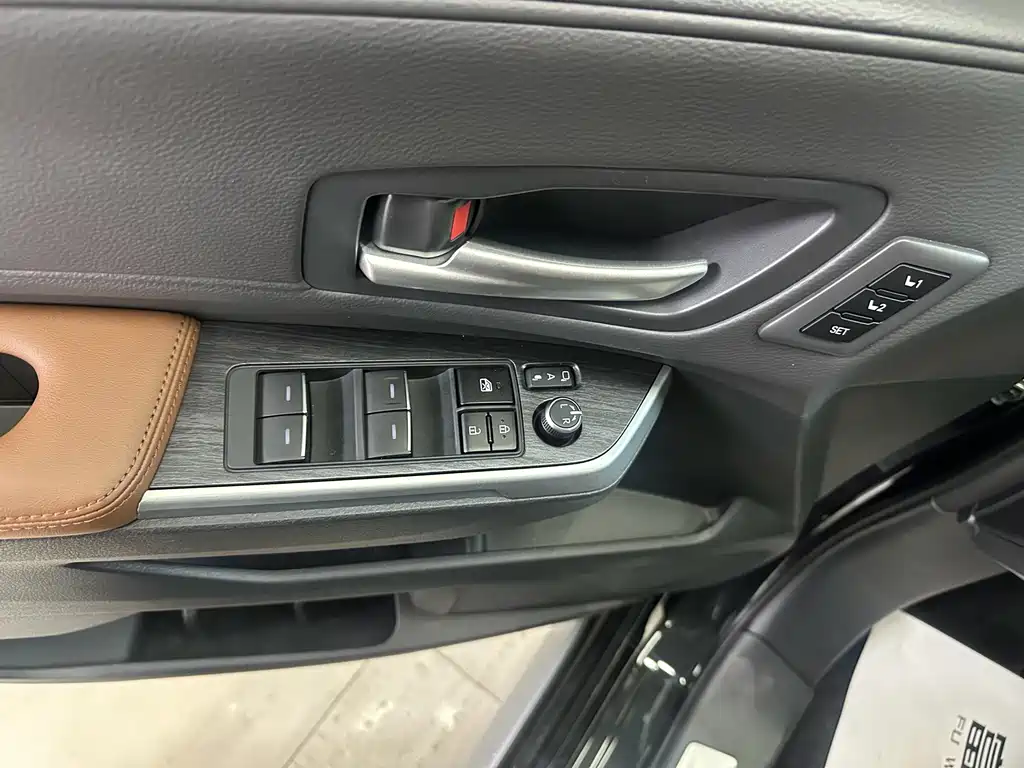 Toyota Granvia — фото 5