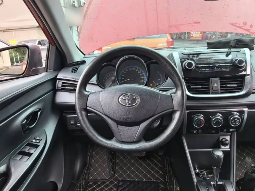 Toyota Yaris L — фото 10
