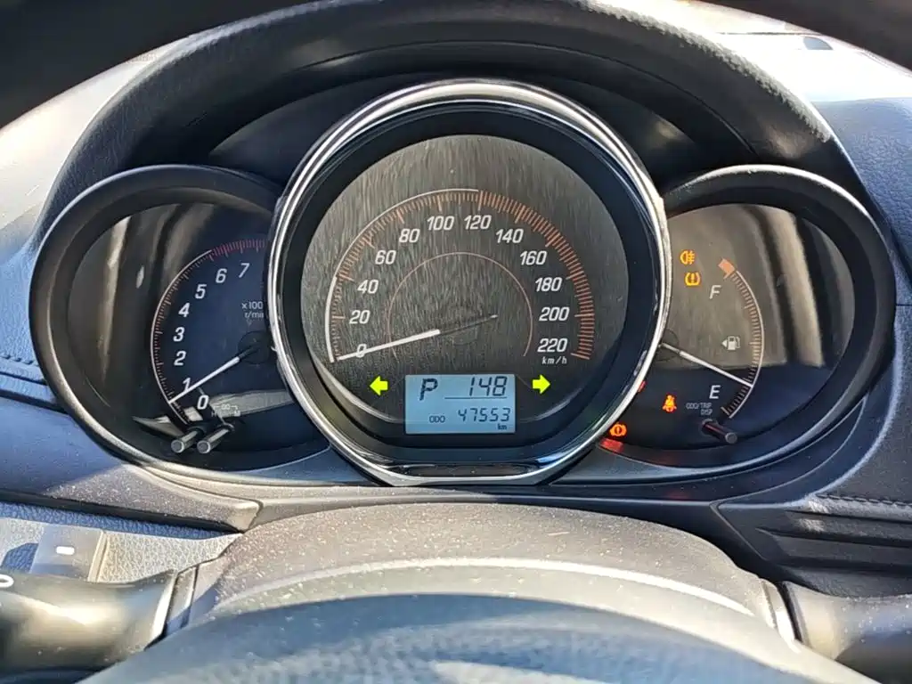 Toyota Yaris L — фото 11
