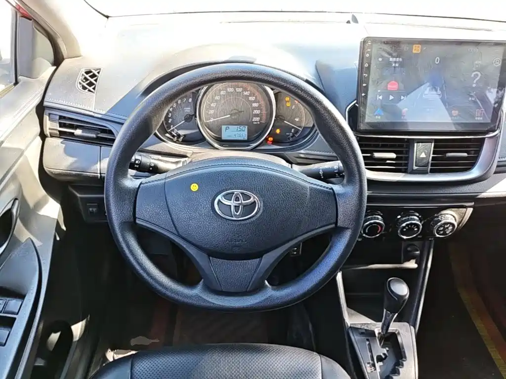 Toyota Yaris L — фото 10